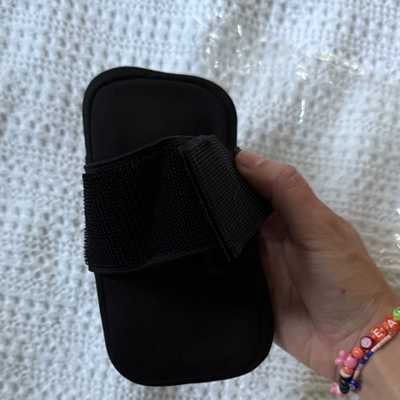 NWOT! Black Arm Pouch with Zipper - Picture 4 of 7
